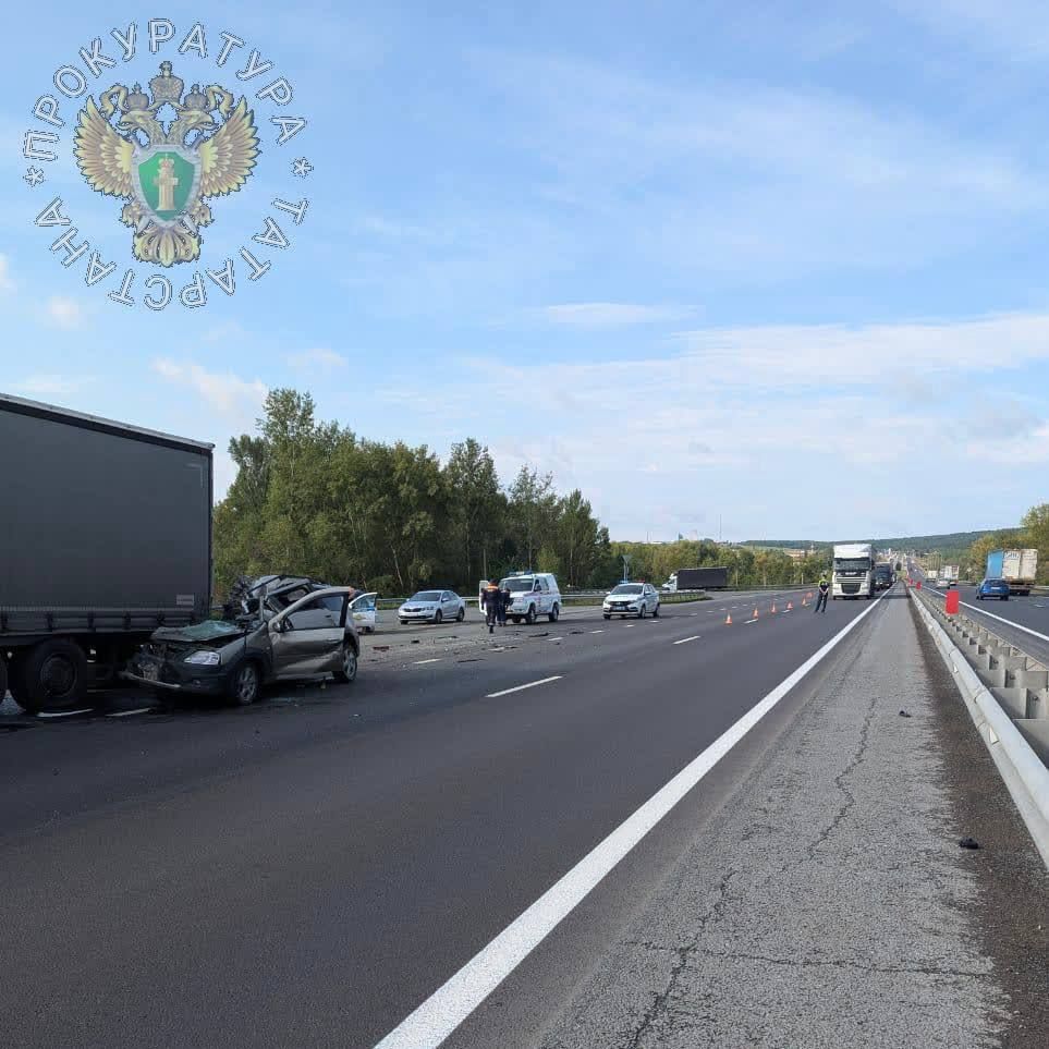 На челнинской трассе «Ларгус» влетел под фуру — два человека погибли