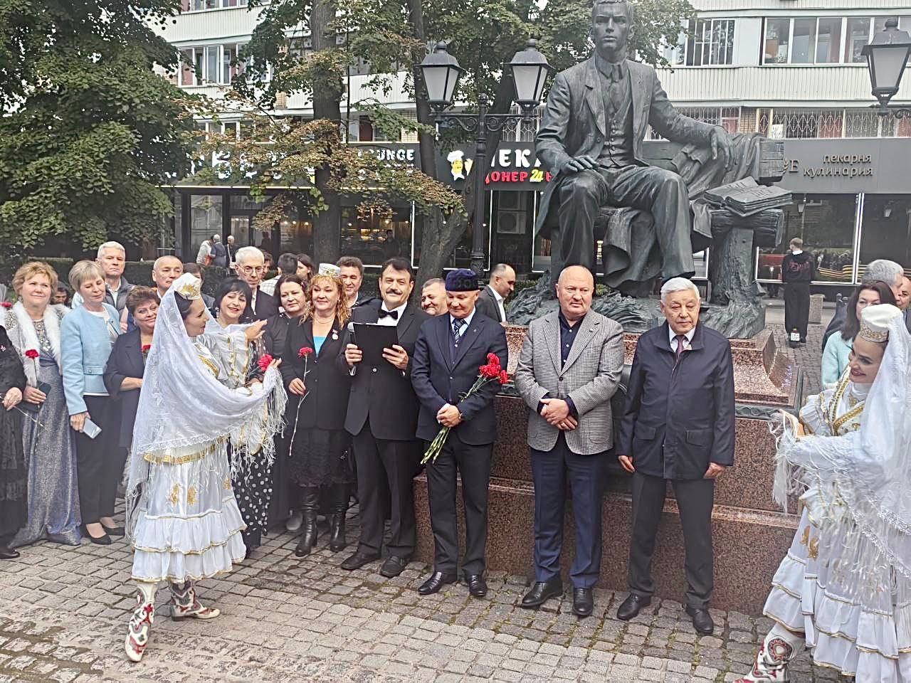Мухаметшин возложил цветы к памятнику Тукая в Москве