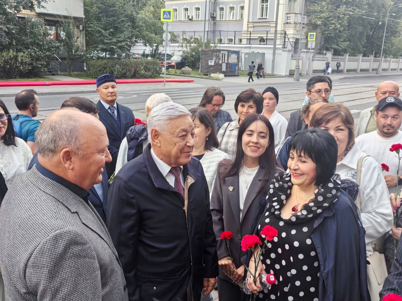 Мухаметшин возложил цветы к памятнику Тукая в Москве