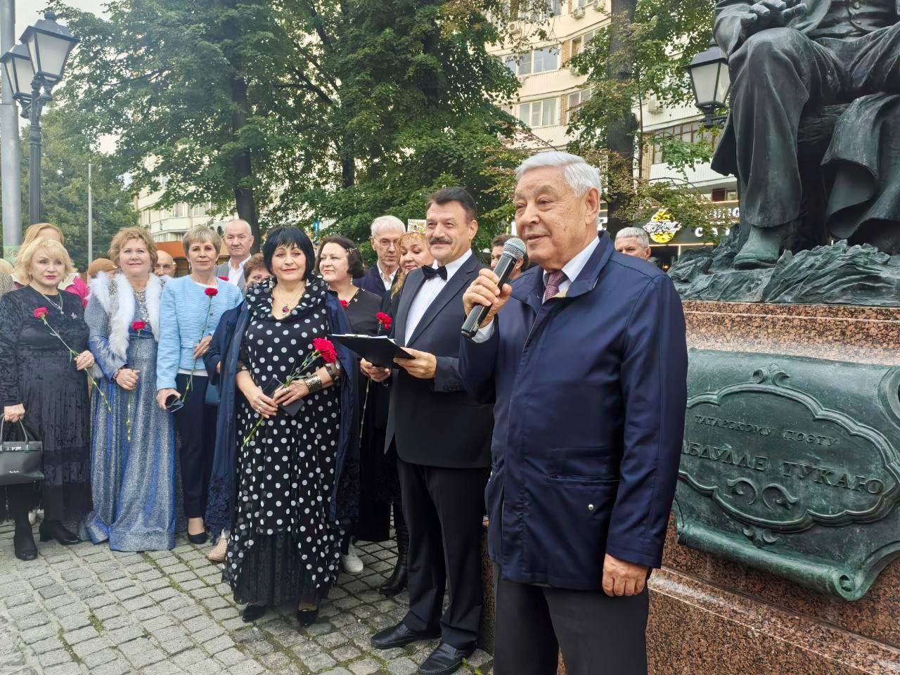 Мухаметшин возложил цветы к памятнику Тукая в Москве