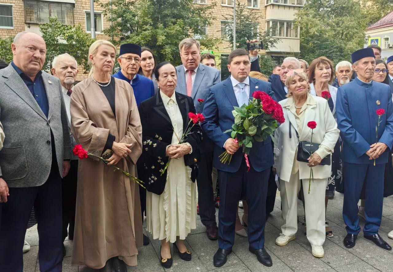Мухаметшин возложил цветы к памятнику Тукая в Москве