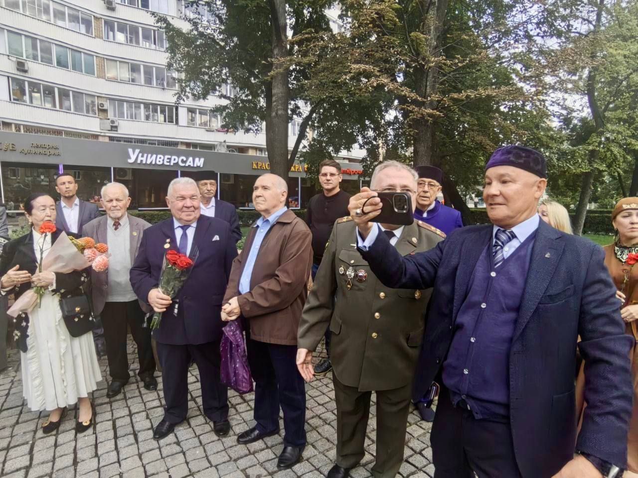 Мухаметшин возложил цветы к памятнику Тукая в Москве