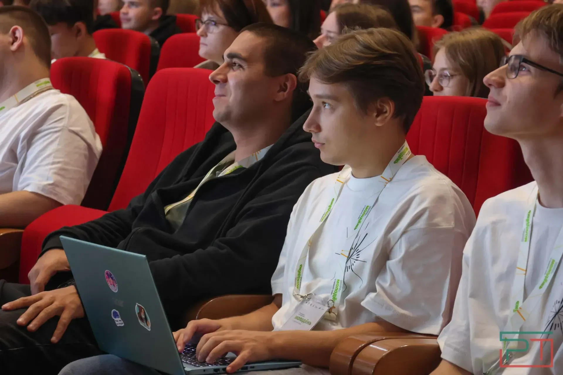 Молодежь ищет юмор и не стремится к популярности: эксперты обсудили тренды в медиа