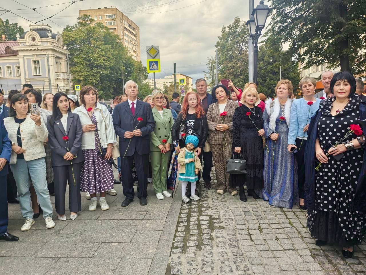 Мухаметшин возложил цветы к памятнику Тукая в Москве