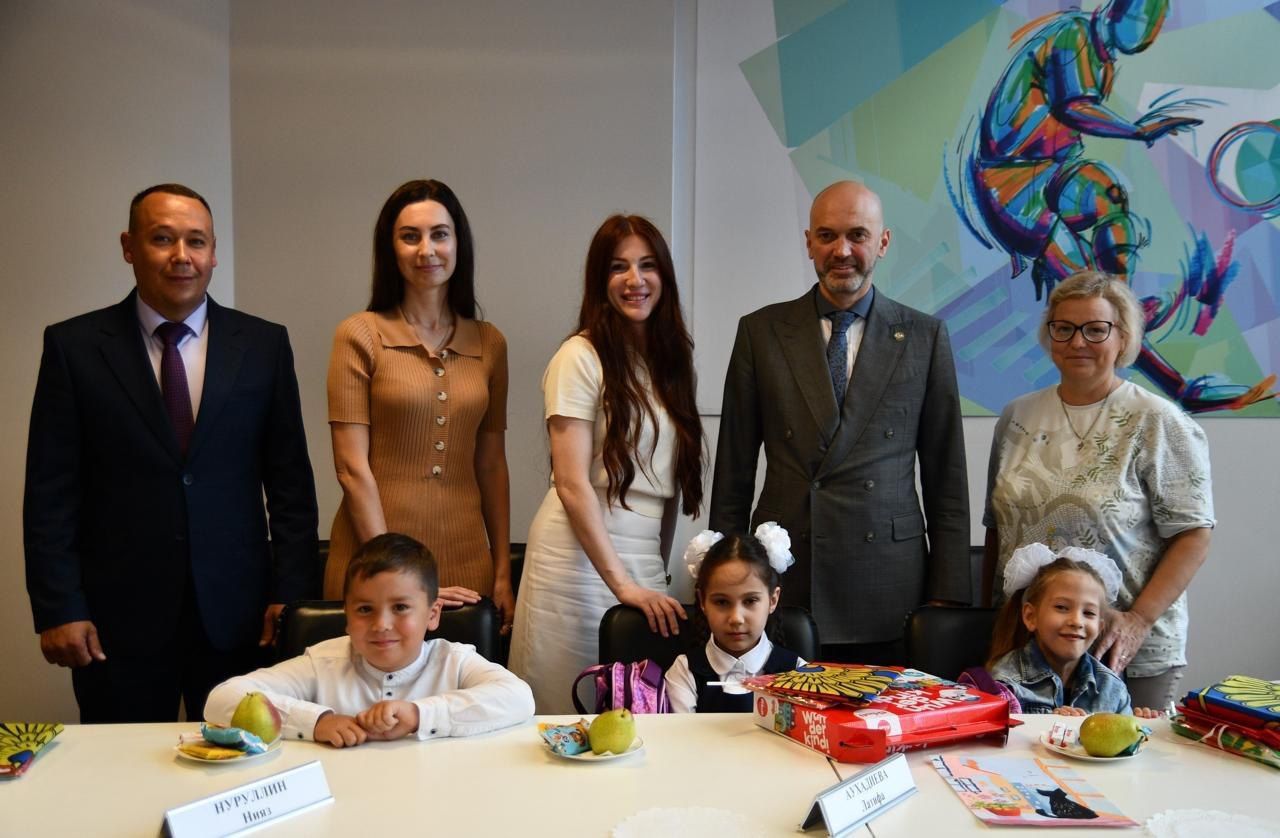 Глава Минземимущества Азат Кадыров вручил будущим первоклассникам школьные ранцы