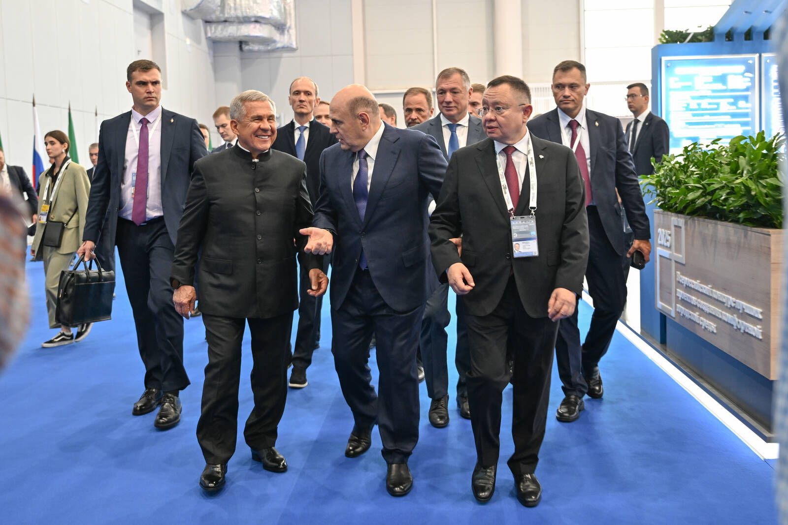 Мишустин и Минниханов осмотрели выставку на форуме малых городов