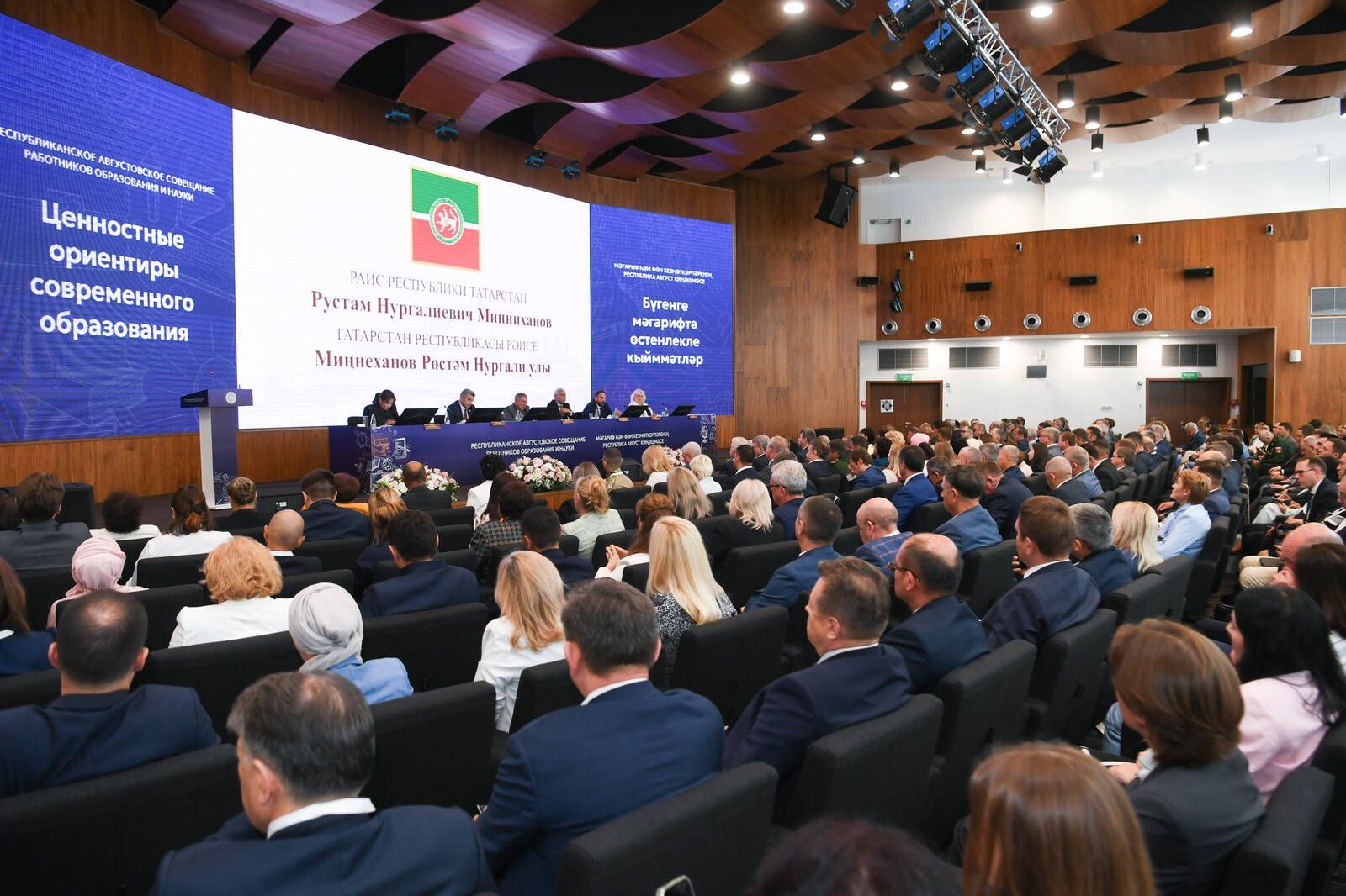 «Чтобы вакуума в школах не было»: Рустам Минниханов призвал решать жилищный вопрос учителей