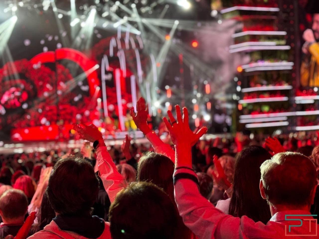 Киркоров упал, Лолиту взвесили, а Басков «подкатил» к Алсу: Казань накрыла «Новая волна»