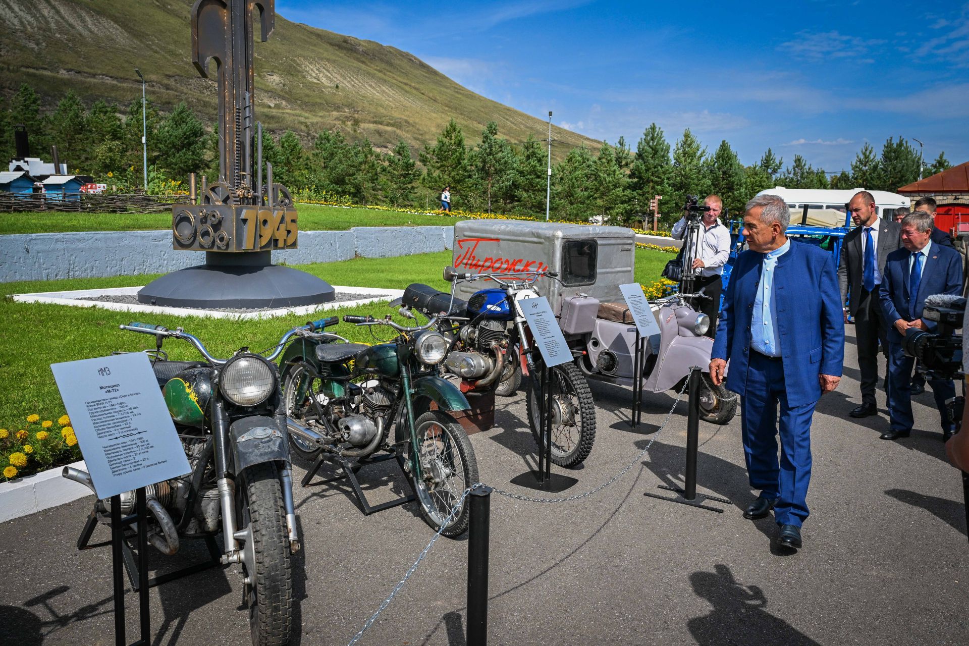 Минниханов посмотрел мюзикл о татарстанской нефти в Лениногорске