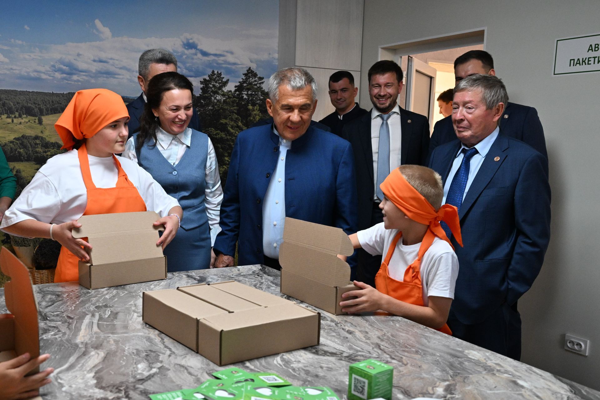 Биолаборатория и чайная фабрика: Минниханов посетил Лениногорский детский дом