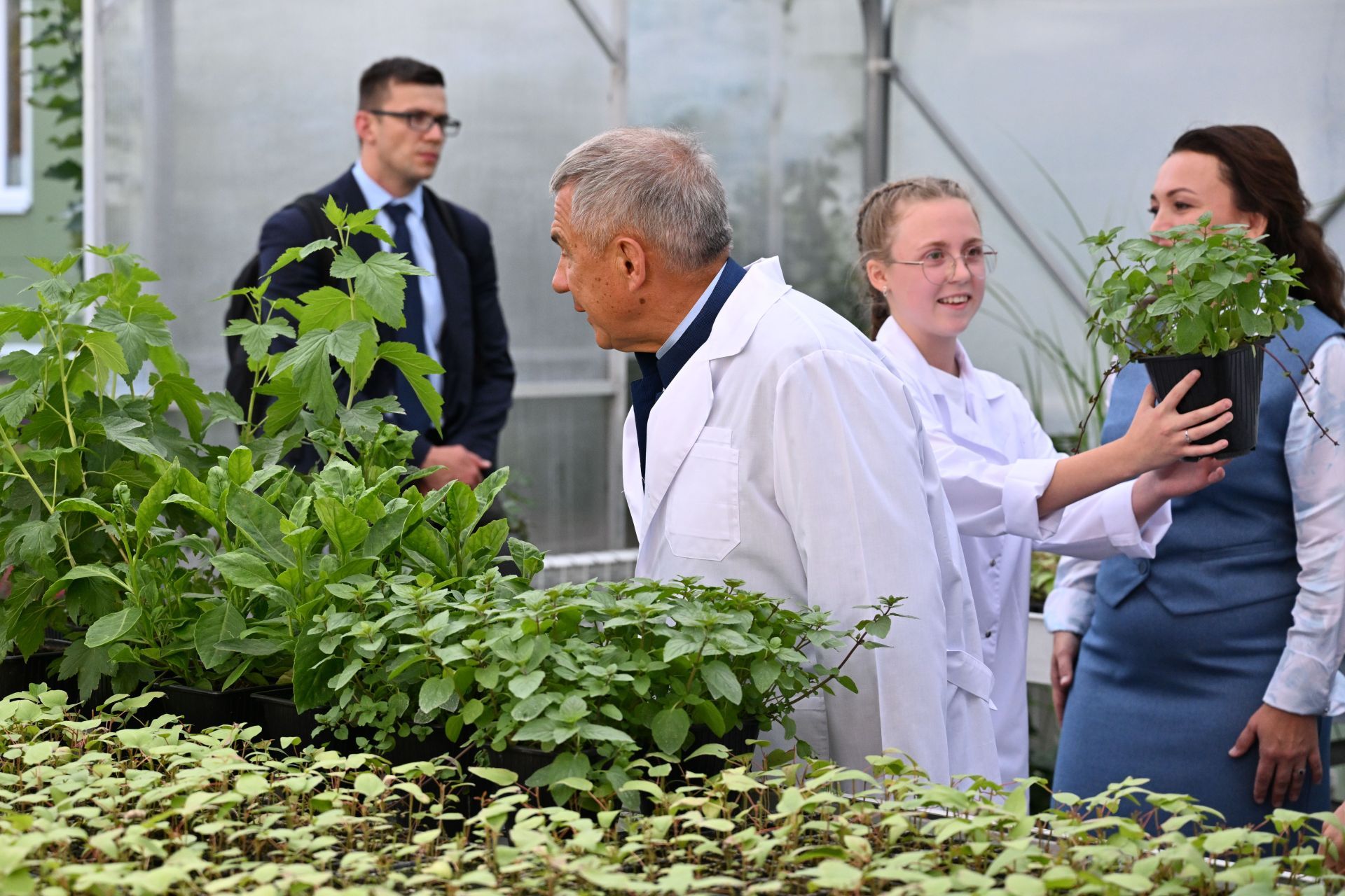 Биолаборатория и чайная фабрика: Минниханов посетил Лениногорский детский дом