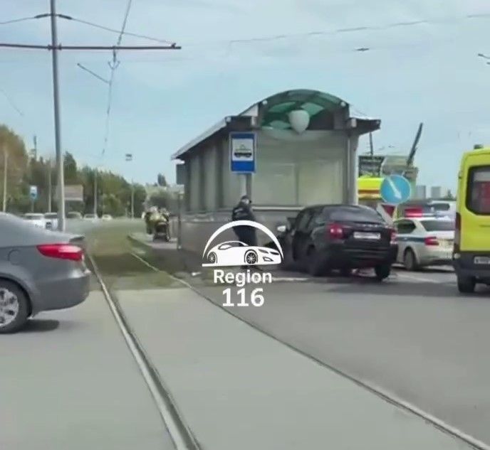 «Лада» врезалась в подземный переход в Казани — два человека пострадали