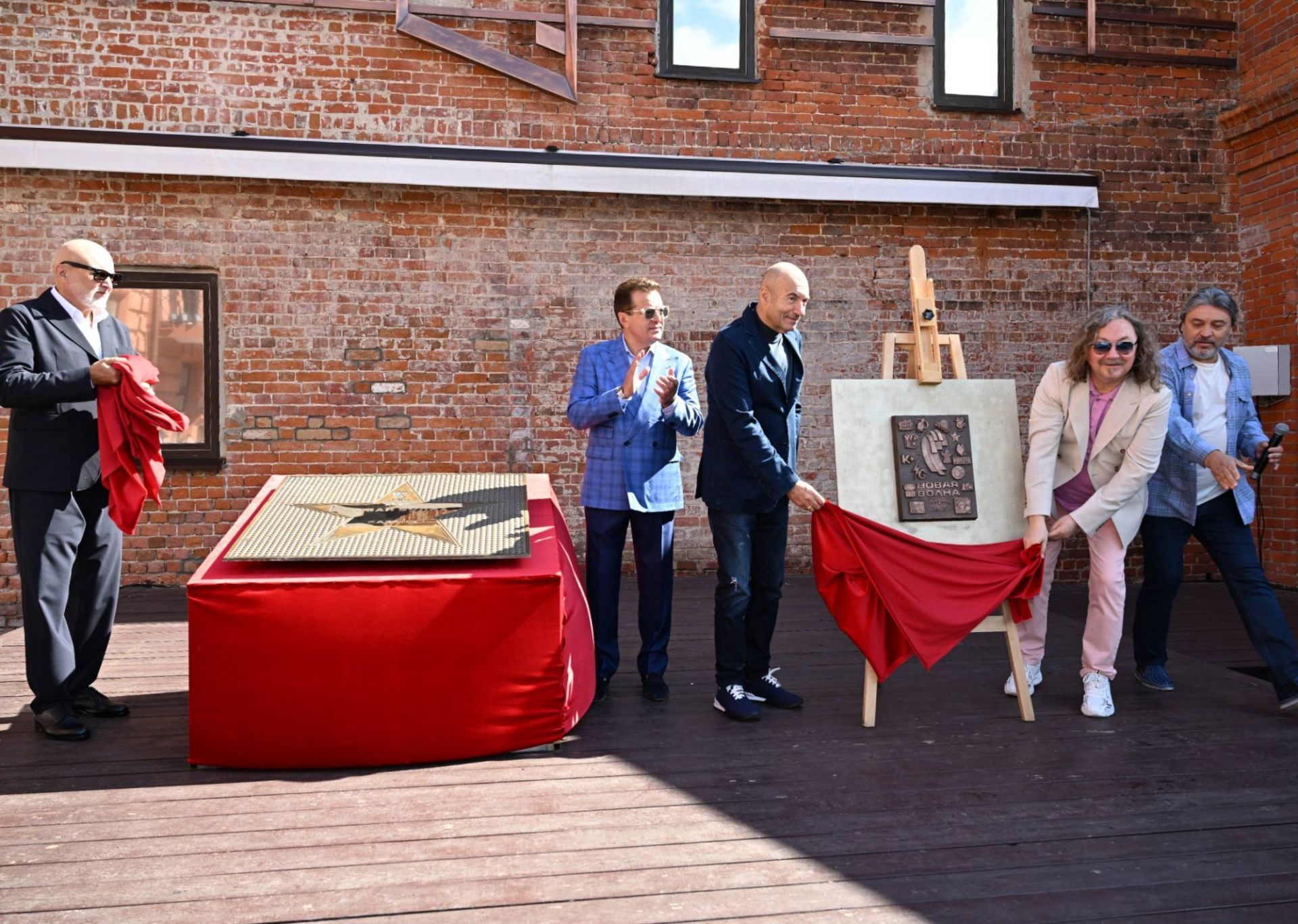 На Кремлевской набережной установят барельеф фестиваля «Новая волна»