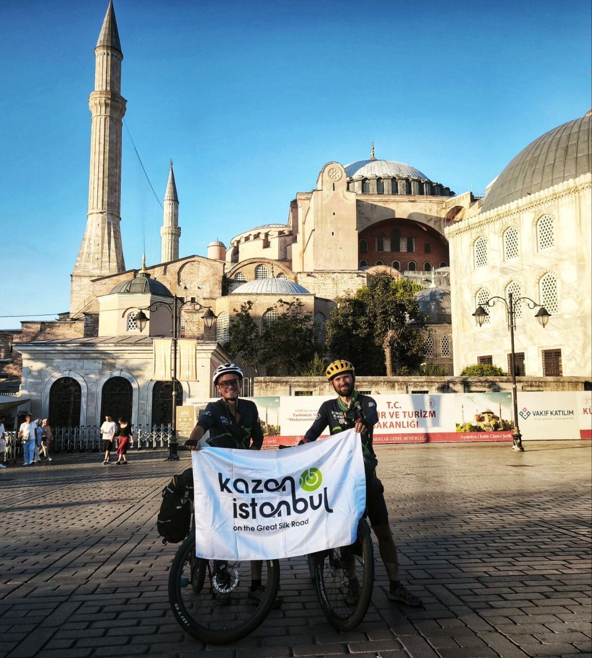 Теперь хоть в кругосветку: казанские велотуристы, покорившие Стамбул, летят домой