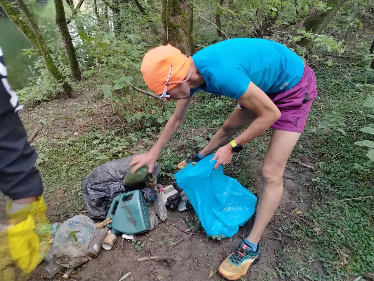 Вдоль да по Казанке горы пластика плывут: экоактивисты  достали из реки сотни мешков мусора