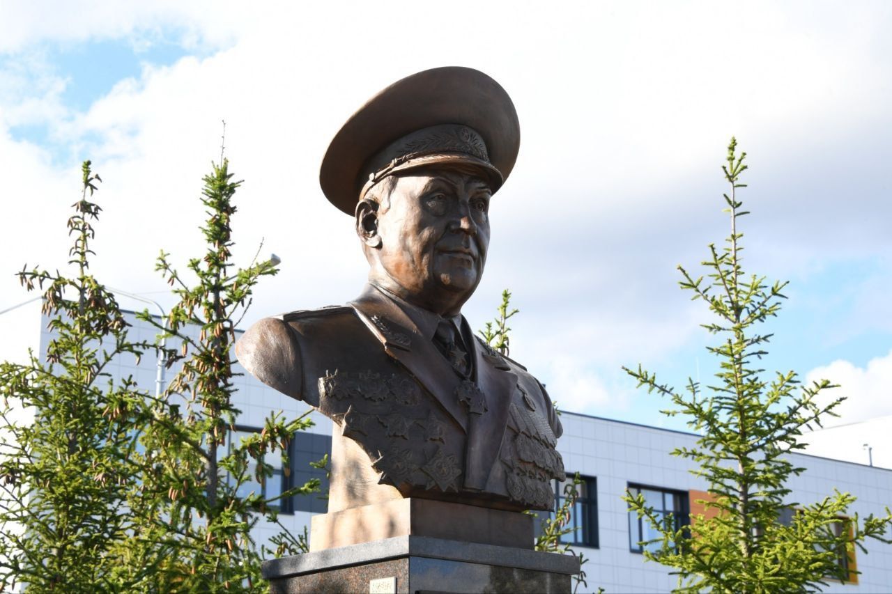 Раис Татарстана открыл бюст генерала Махмута Гареева в «Салават Купере»