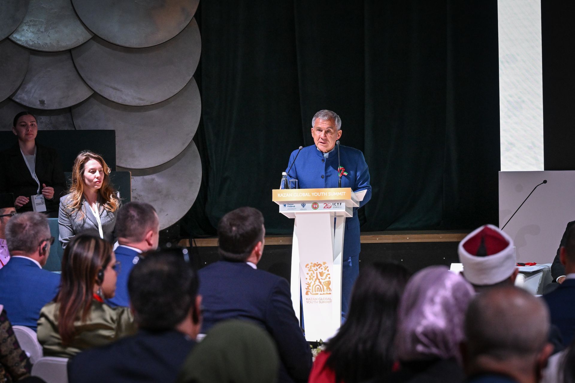 Минниханов и Фальков приняли участие в пленарном заседании Казанского молодежного саммита