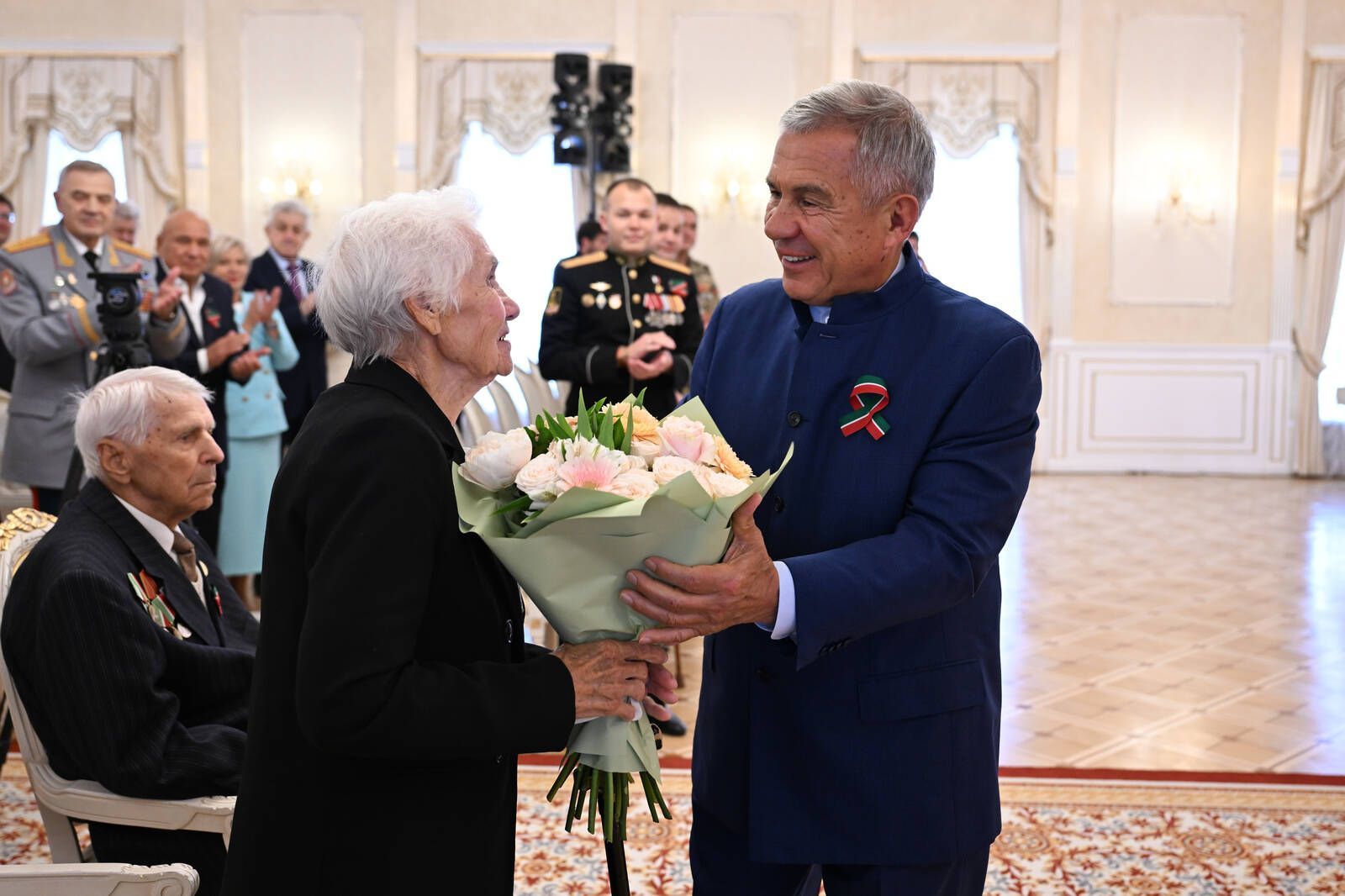 Минниханов вручил государственные награды отличившиеся татарстанцам в Казанском Кремле