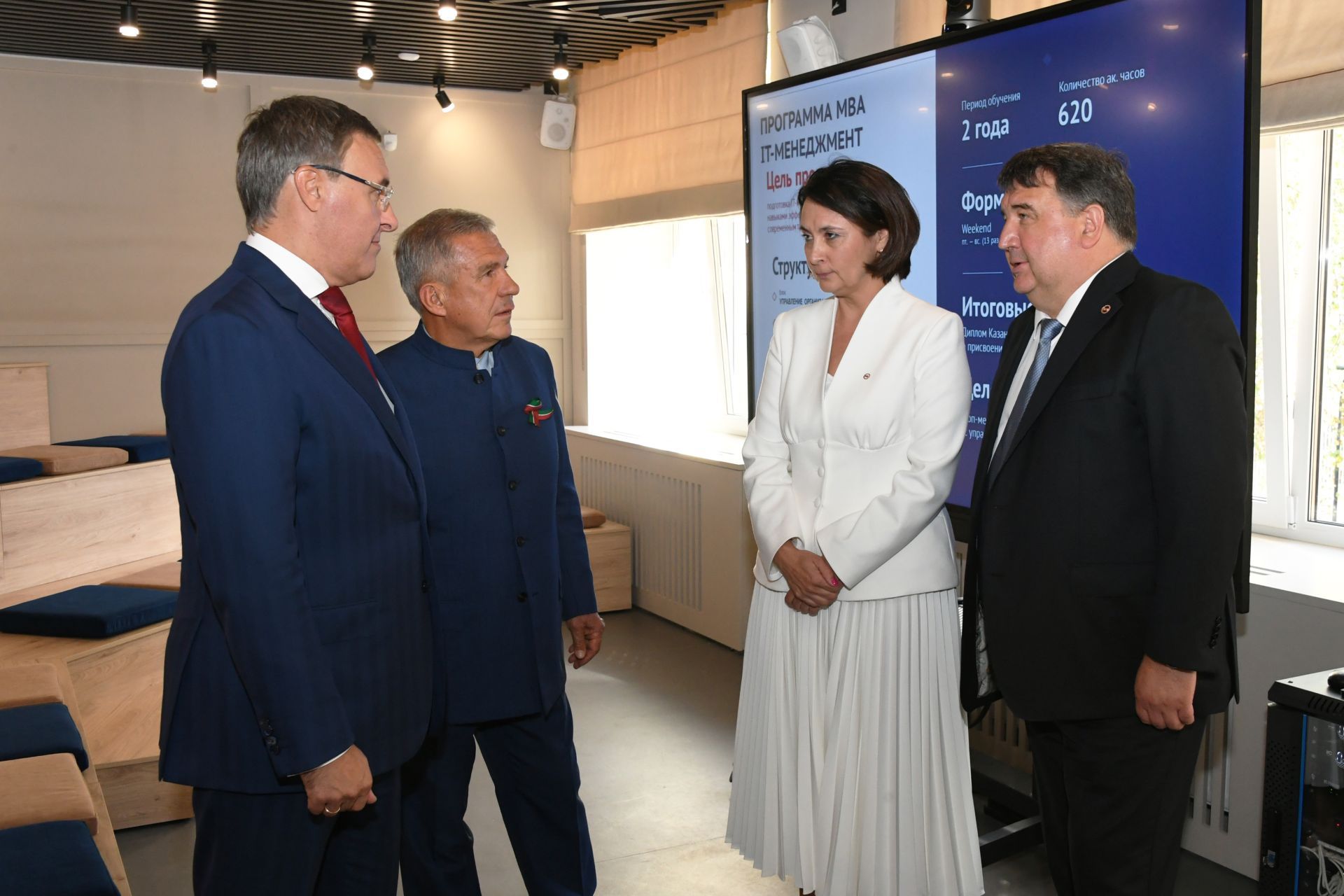 Минниханов и Фальков посетили новое здание Высшей школы бизнеса КФУ