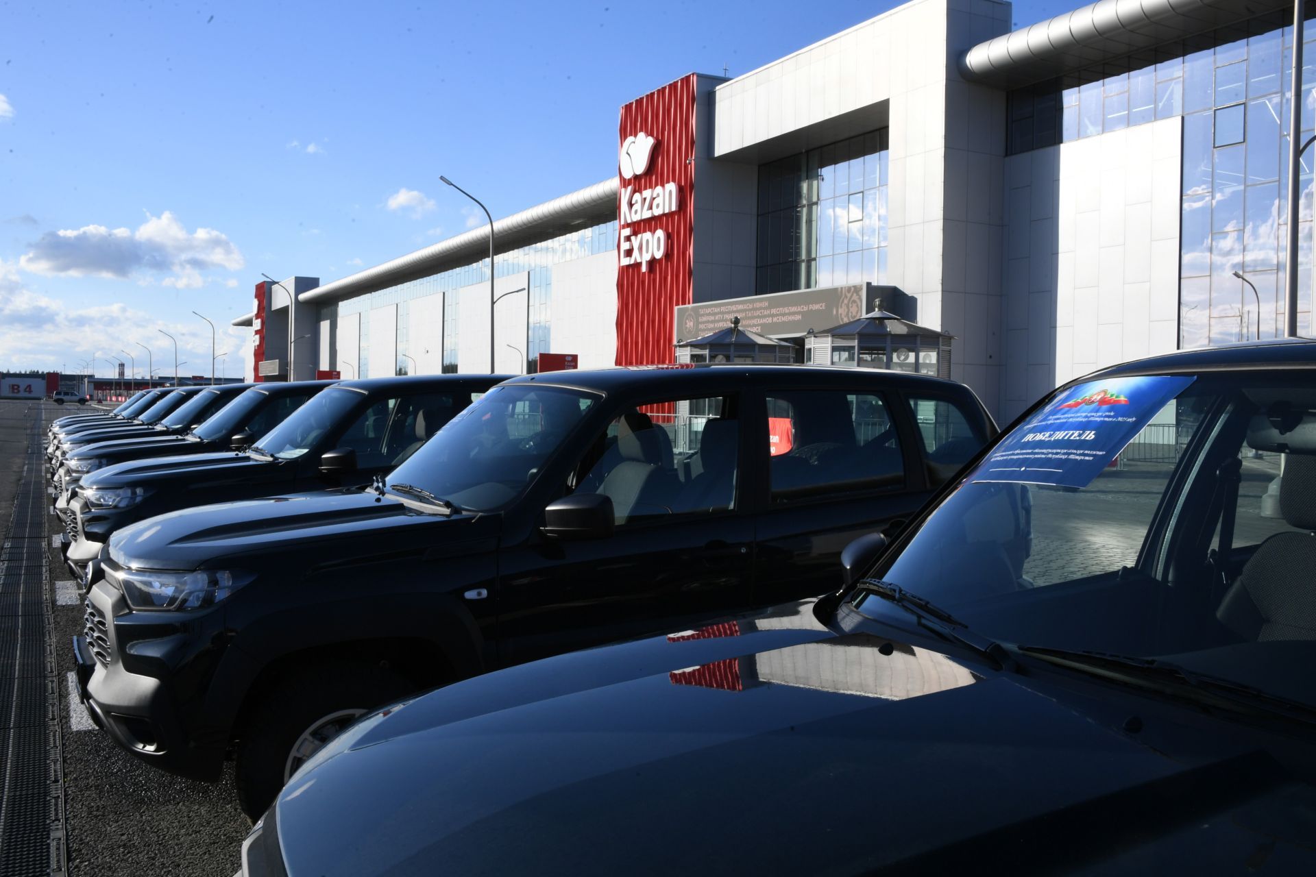 Минниханов вручил символические ключи от 100 автомобилей муниципалитетам РТ