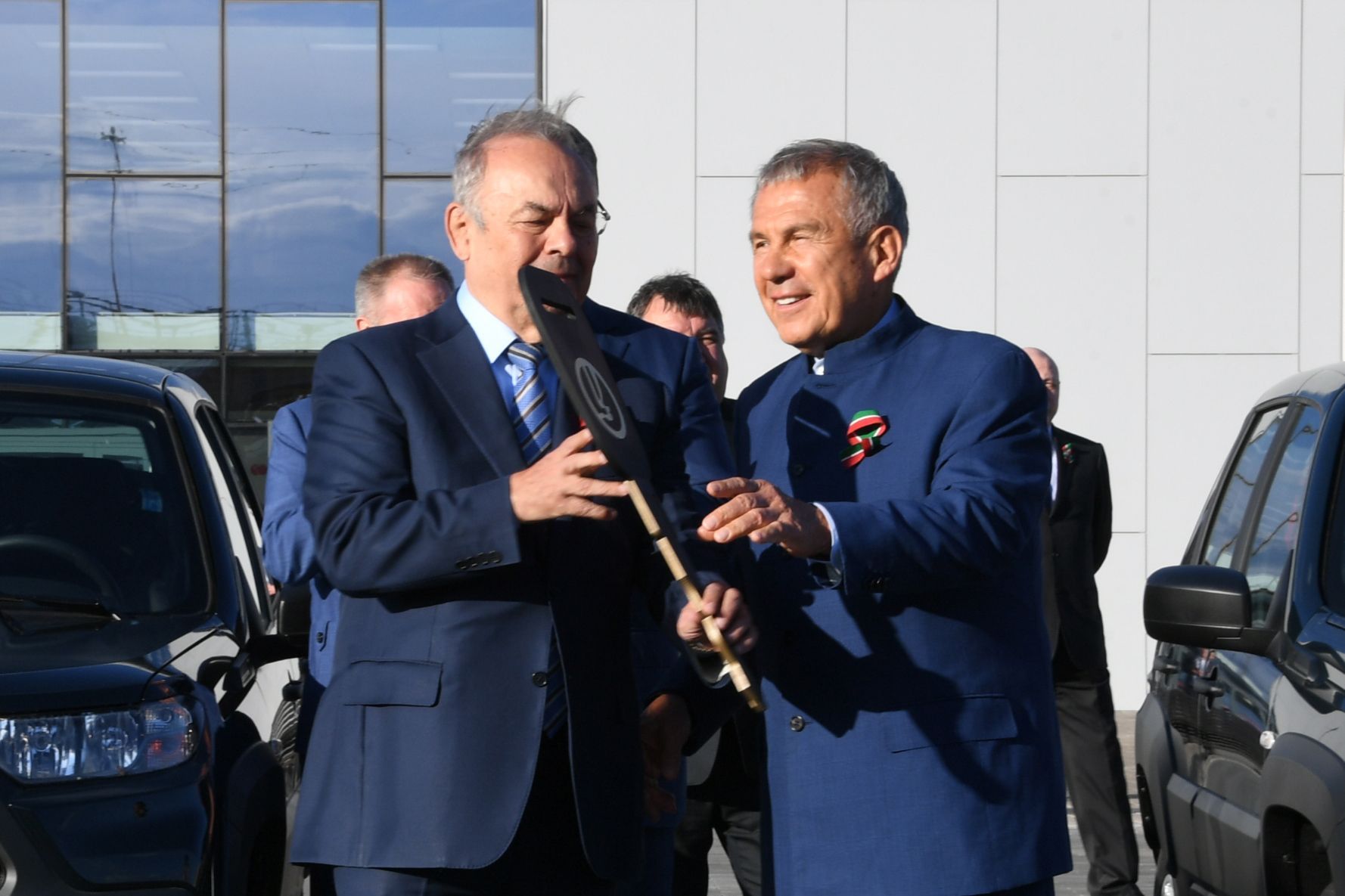 Минниханов вручил символические ключи от 100 автомобилей муниципалитетам РТ