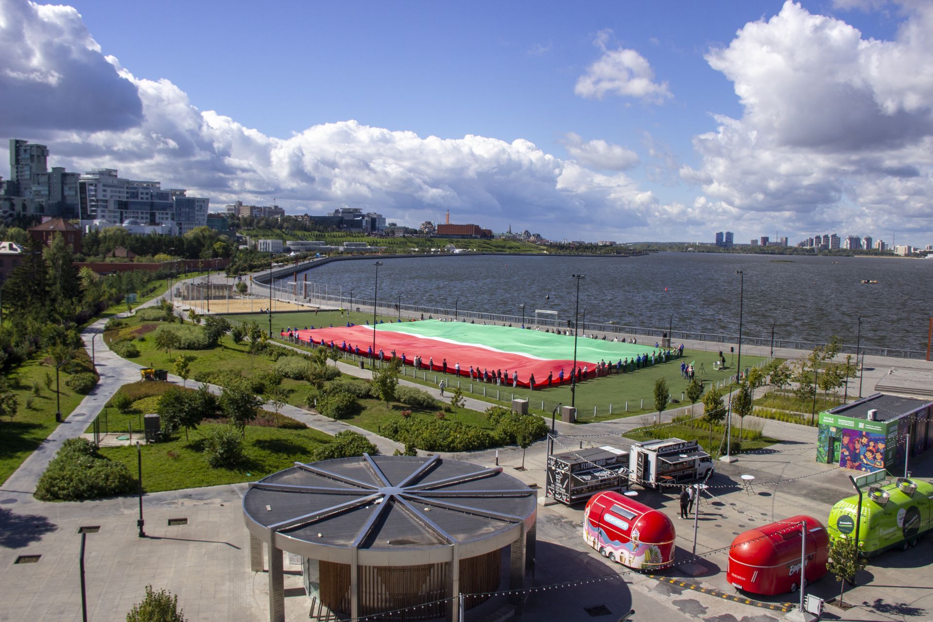 Молодогвардейцы развернули самый большой флаг Татарстана в честь Дня республики