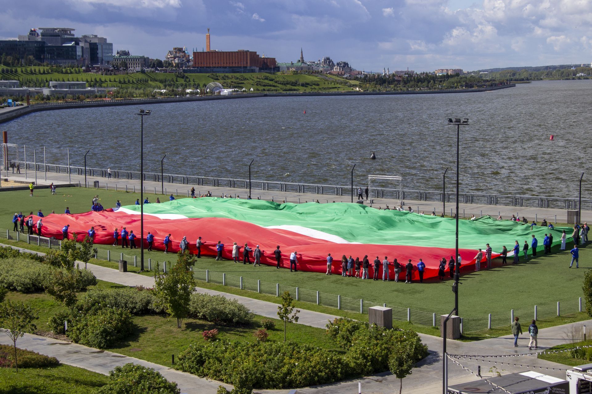 Молодогвардейцы развернули самый большой флаг Татарстана в честь Дня республики