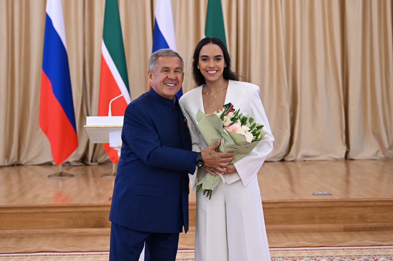 Минниханов вручил государственные награды отличившиеся татарстанцам в Казанском Кремле