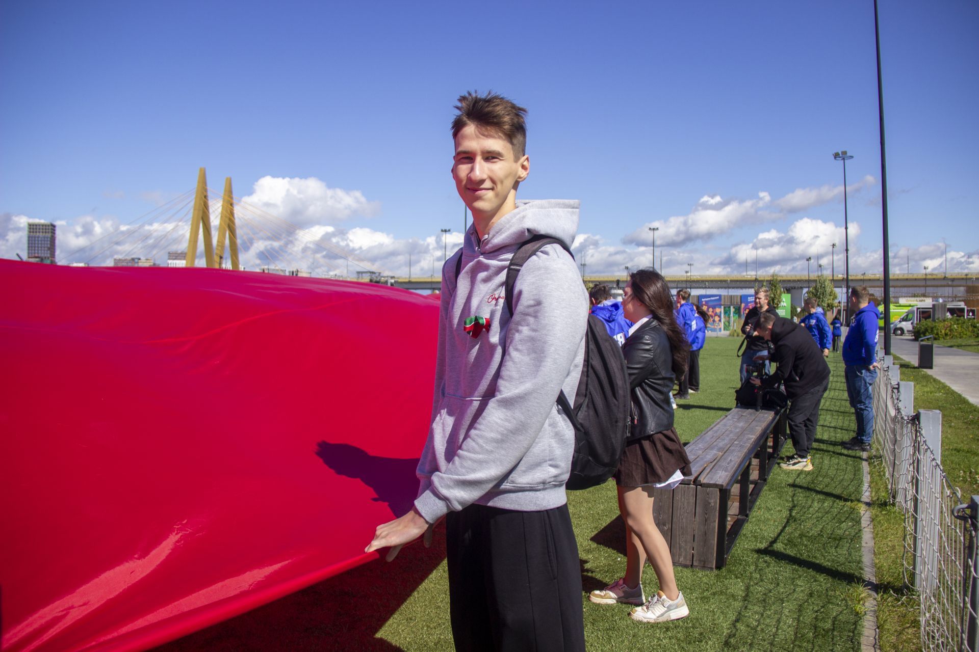 Молодогвардейцы развернули самый большой флаг Татарстана в честь Дня республики