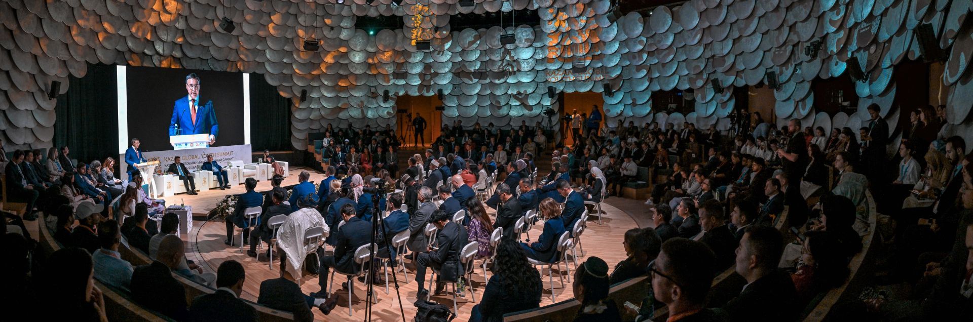 Минниханов и Фальков приняли участие в пленарном заседании Казанского молодежного саммита