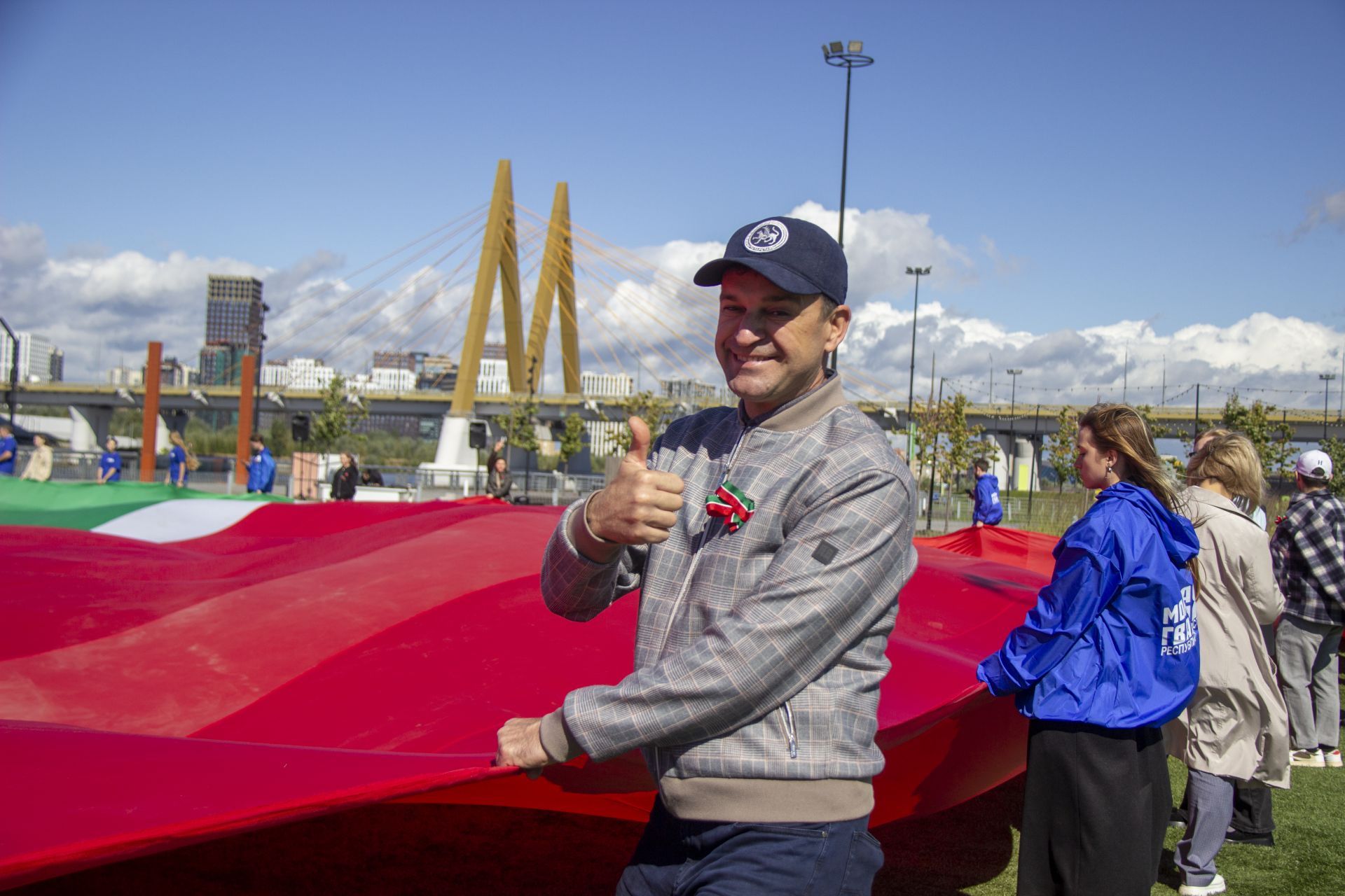 Молодогвардейцы развернули самый большой флаг Татарстана в честь Дня республики