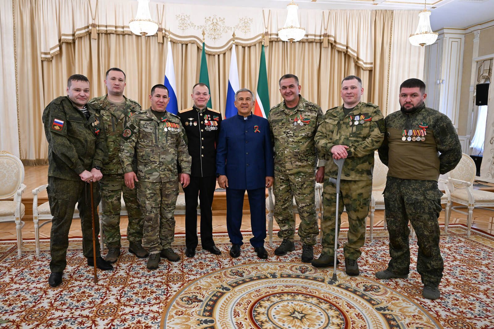 Минниханов вручил государственные награды отличившиеся татарстанцам в Казанском Кремле