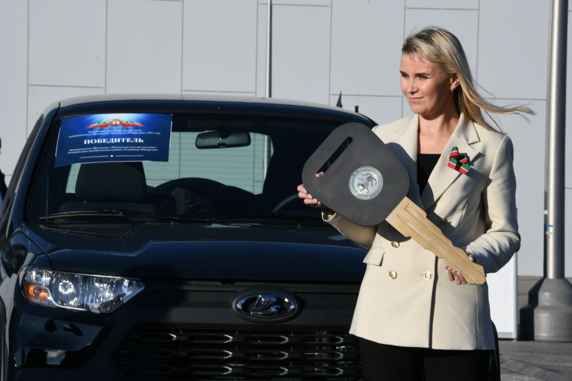 Минниханов вручил символические ключи от 100 автомобилей муниципалитетам РТ