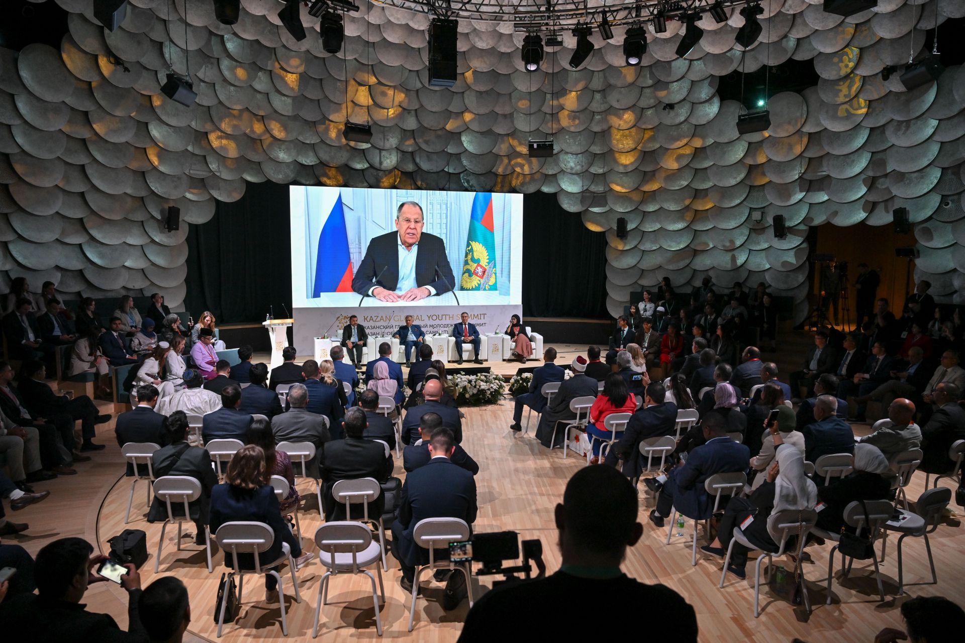 Минниханов и Фальков приняли участие в пленарном заседании Казанского молодежного саммита