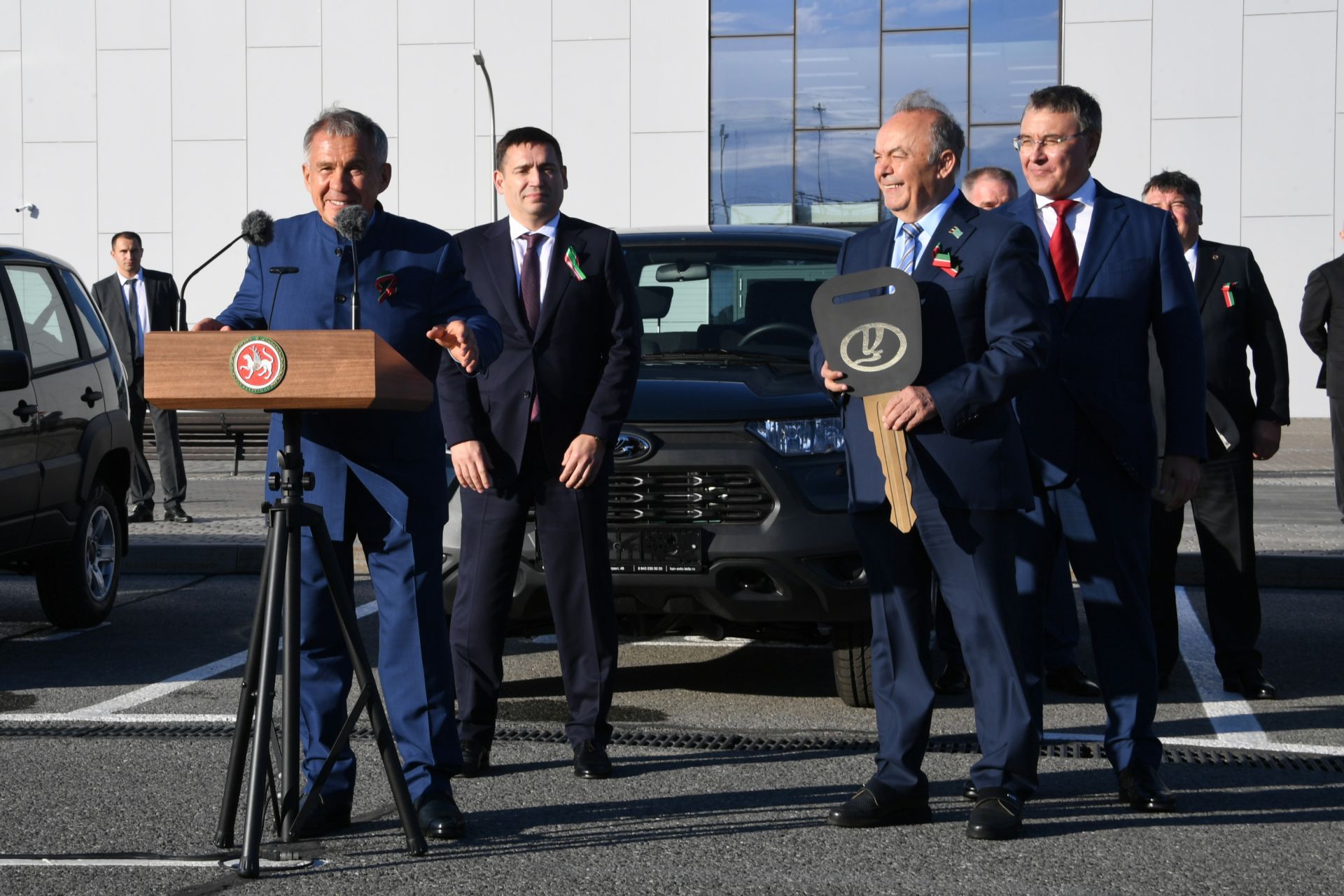 Минниханов вручил символические ключи от 100 автомобилей муниципалитетам РТ