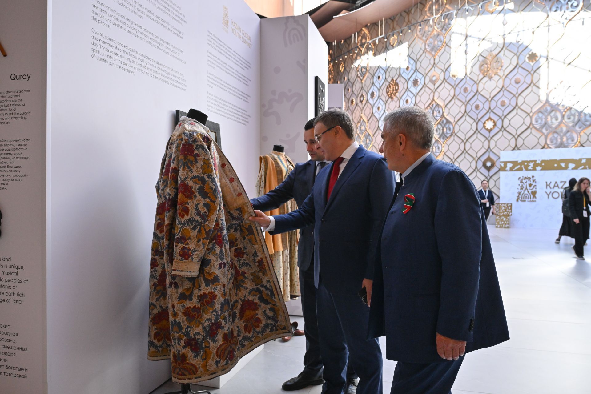 «Такие Раис республики носил?»: Фальков и Минниханов посетили выставку на саммите в Казани