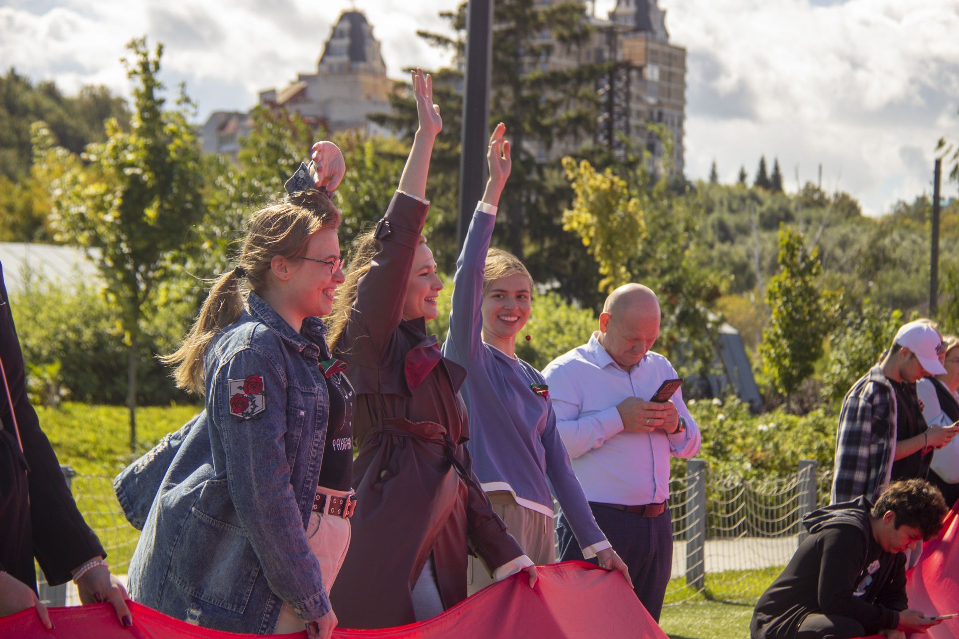 Молодогвардейцы развернули самый большой флаг Татарстана в честь Дня республики