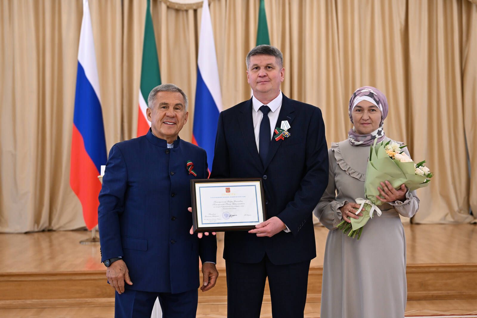 Минниханов вручил государственные награды отличившиеся татарстанцам в Казанском Кремле