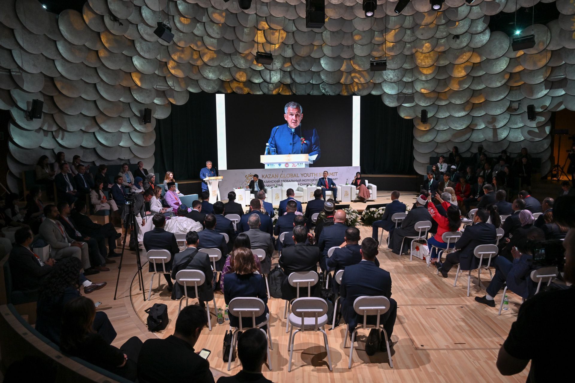 Минниханов и Фальков приняли участие в пленарном заседании Казанского молодежного саммита