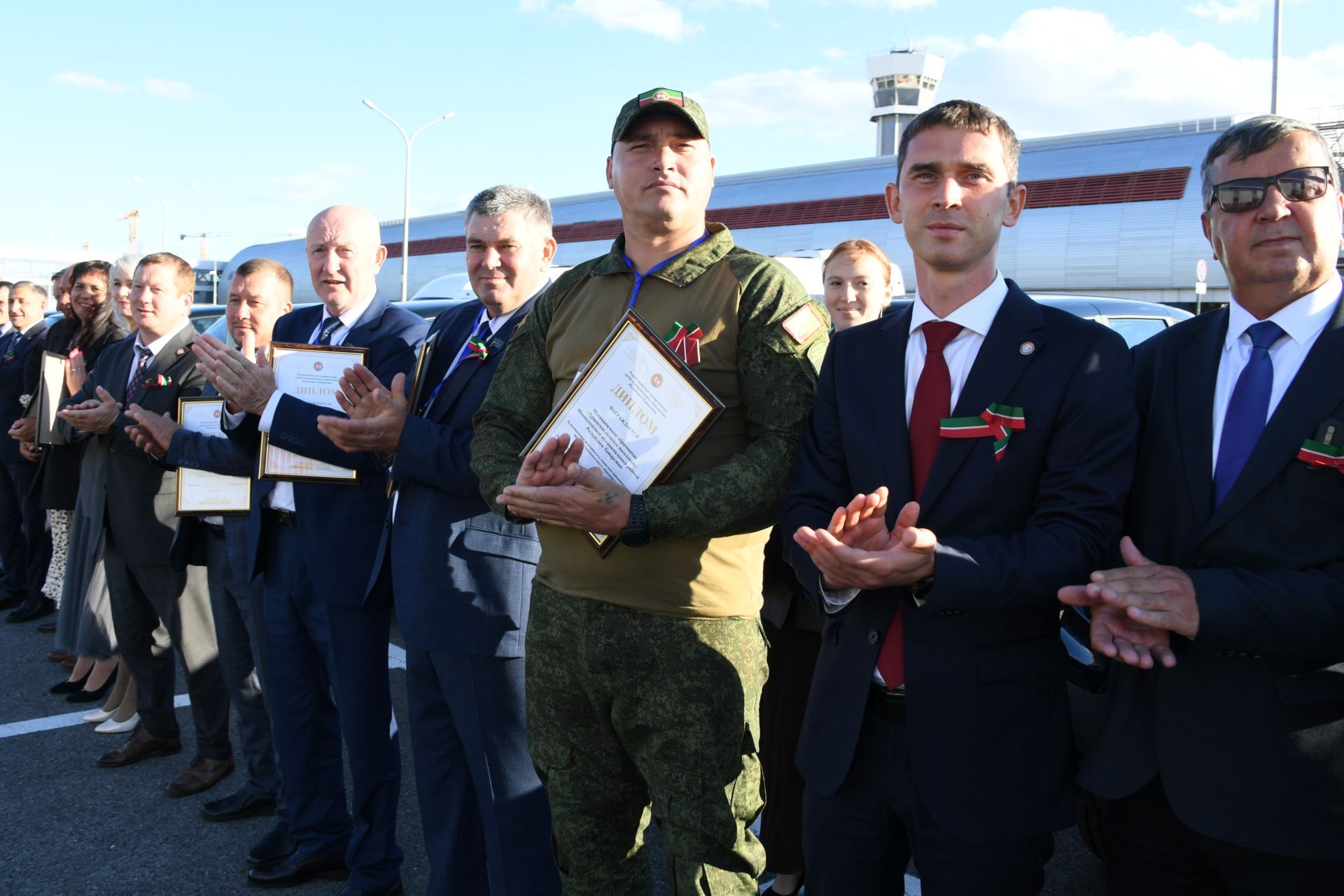 Минниханов вручил символические ключи от 100 автомобилей муниципалитетам РТ