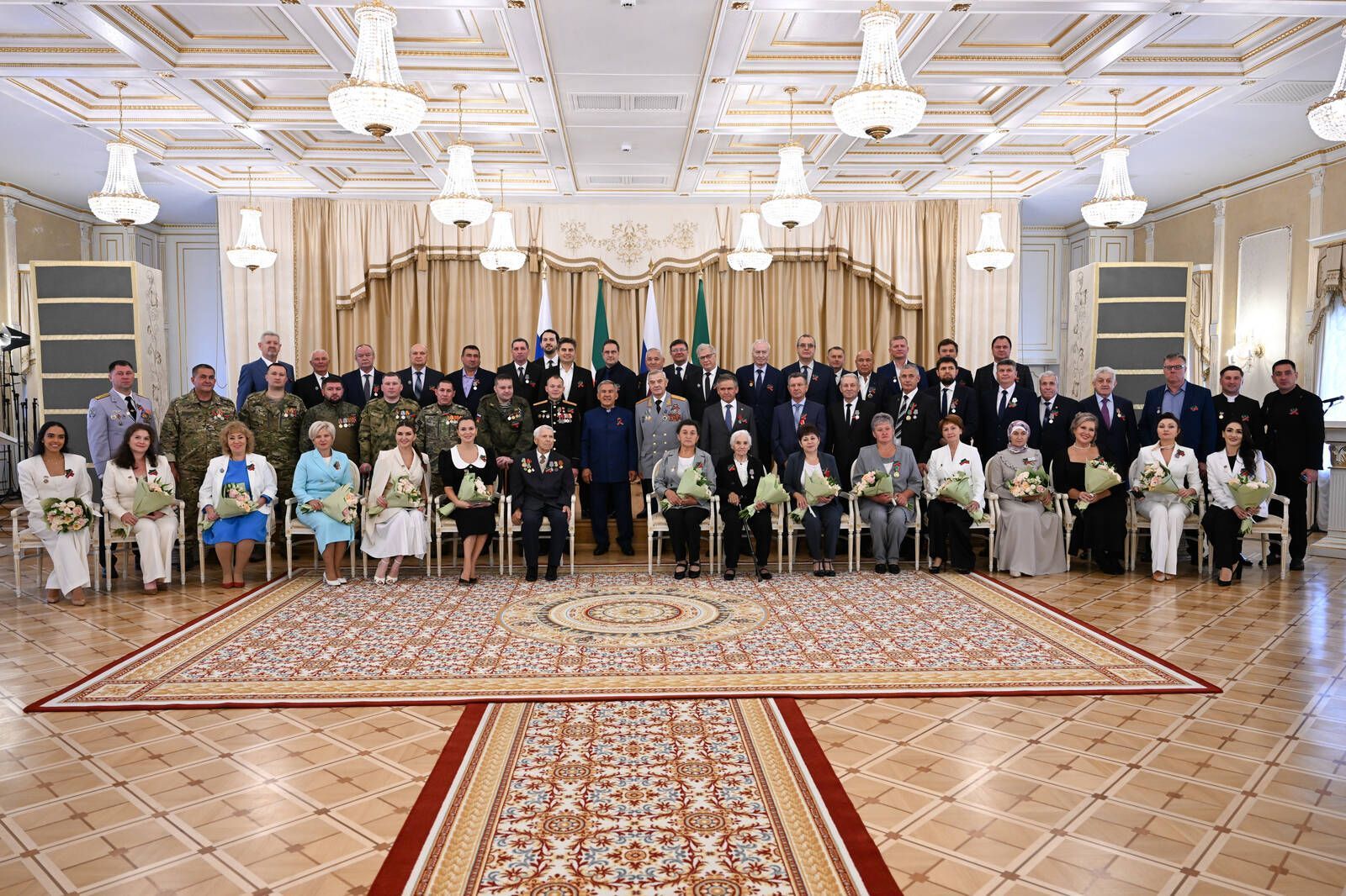 Минниханов вручил государственные награды отличившиеся татарстанцам в Казанском Кремле