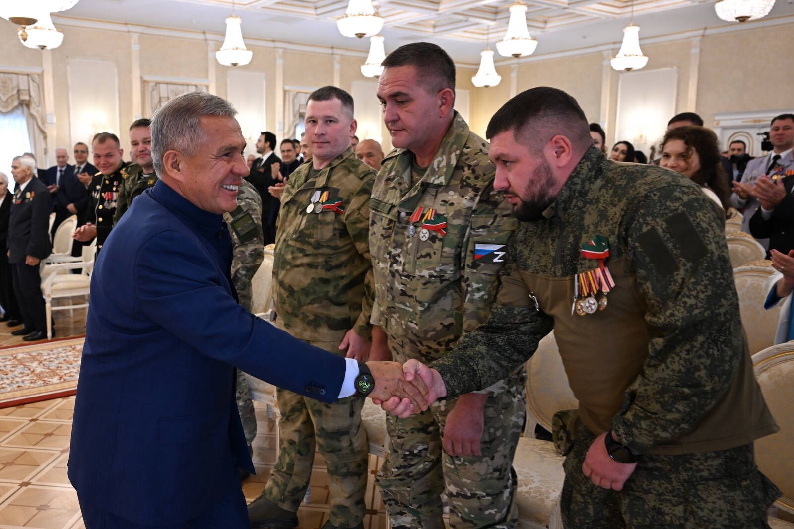 Минниханов вручил государственные награды отличившиеся татарстанцам в Казанском Кремле