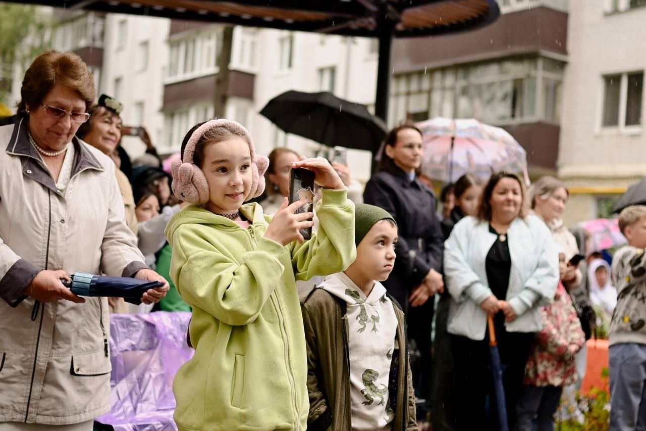 Минниханов открыл обновленный двор в Авиастроительном районе Казани