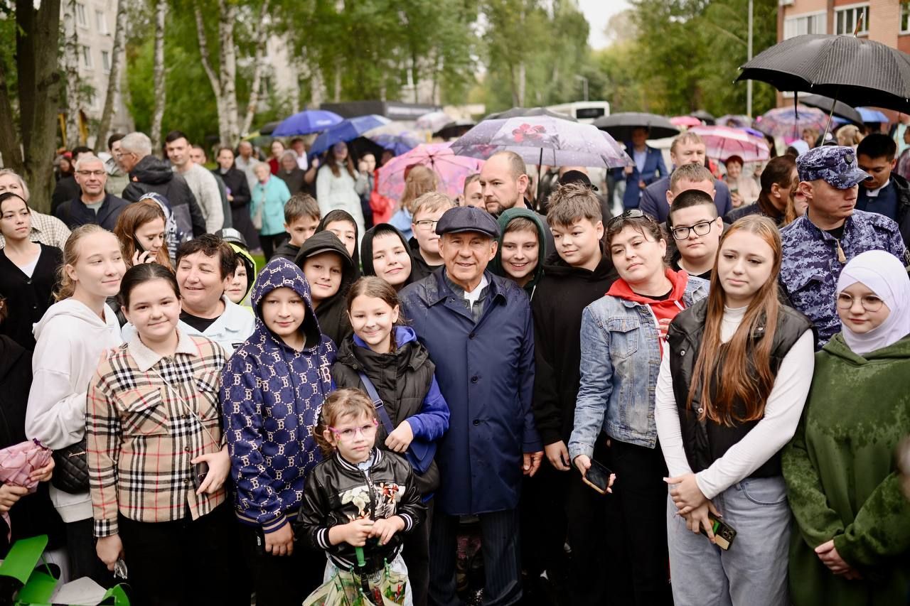 Минниханов открыл обновленный двор в Авиастроительном районе Казани