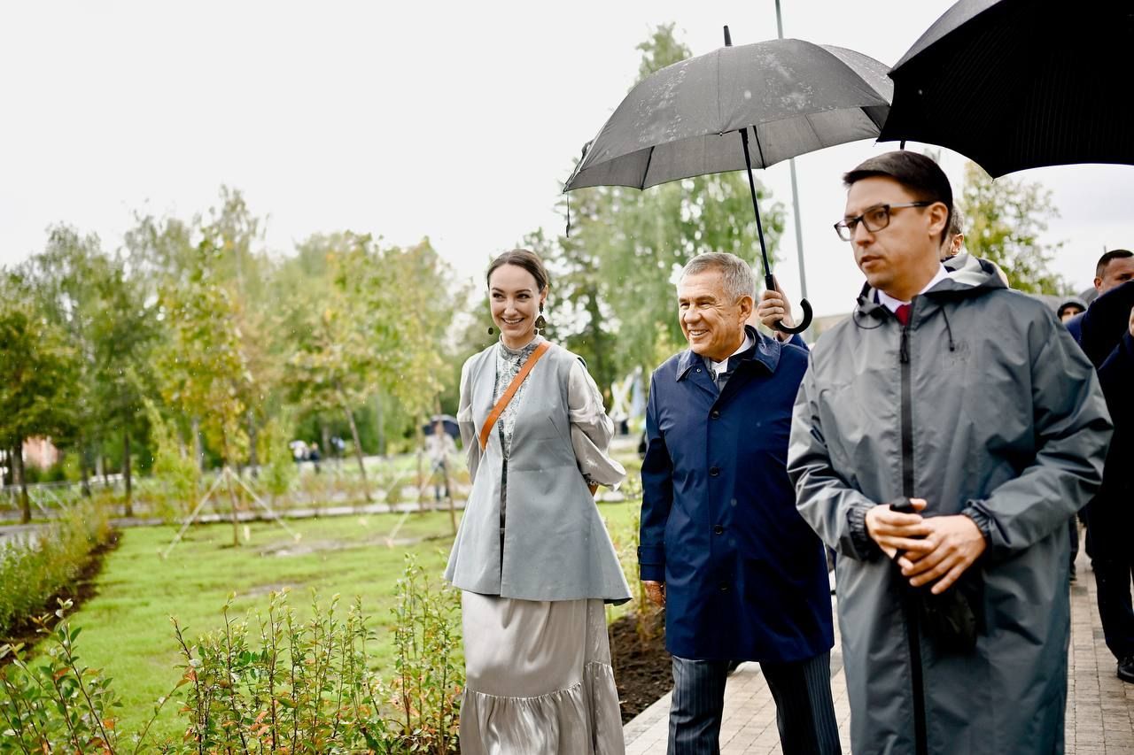 Минниханов открыл обновленный двор в Авиастроительном районе Казани