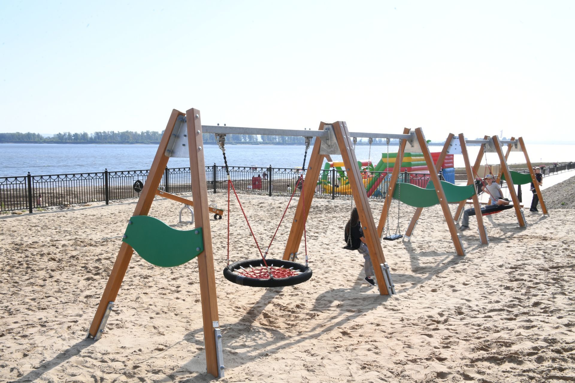 Минниханов осмотрел благоустроенную пляжную зону в Елабуге