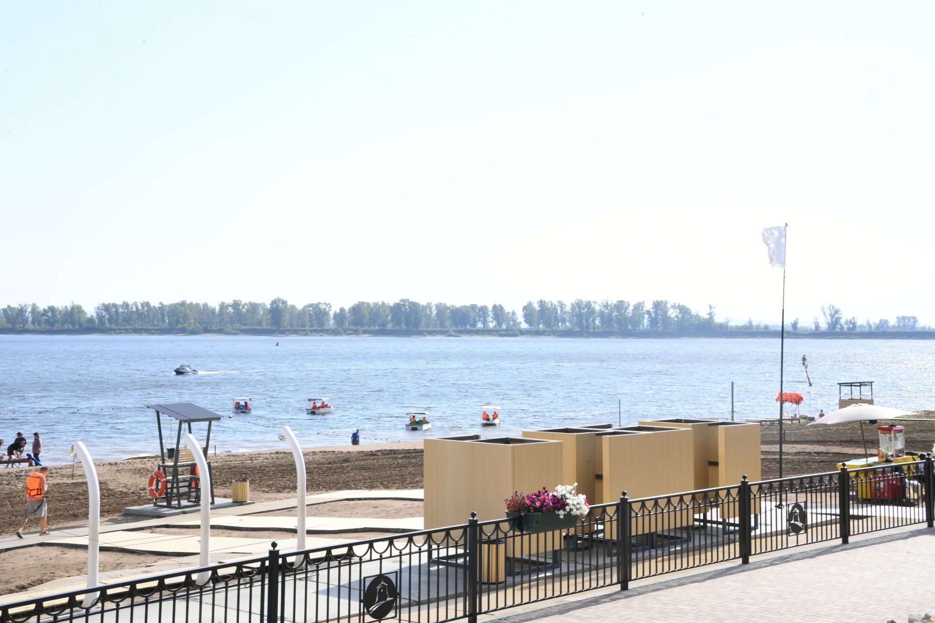 Минниханов осмотрел благоустроенную пляжную зону в Елабуге