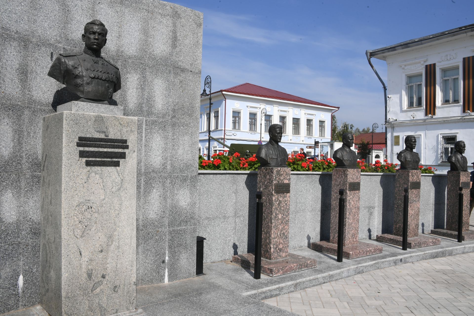 Минниханов посетил обновленный мемориальный комплекс в Елабуге