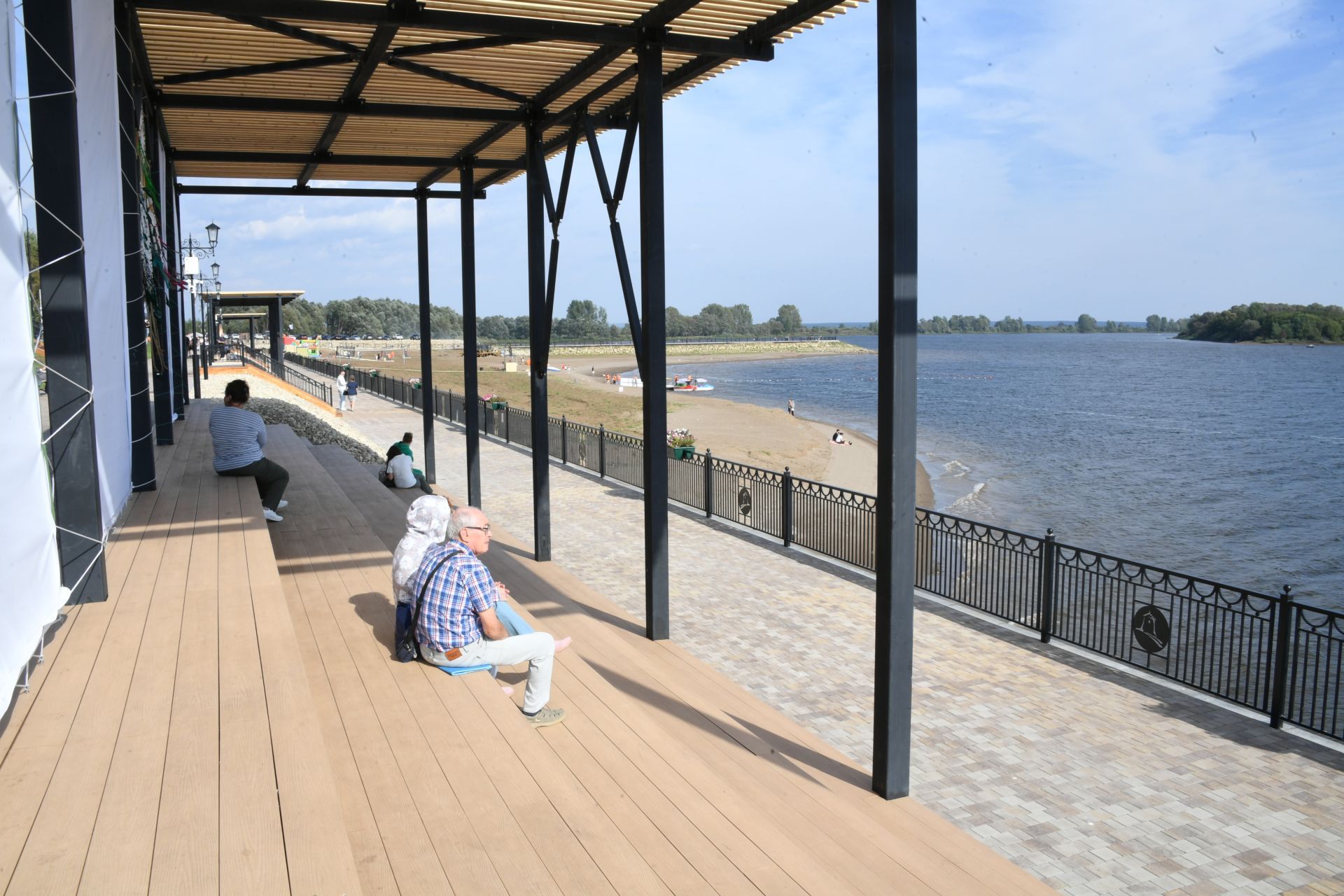 Минниханов осмотрел благоустроенную пляжную зону в Елабуге