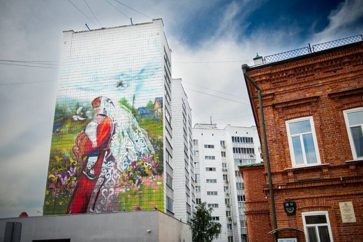Посвященный матерям мурал появился на фасаде одного из домов в Казани